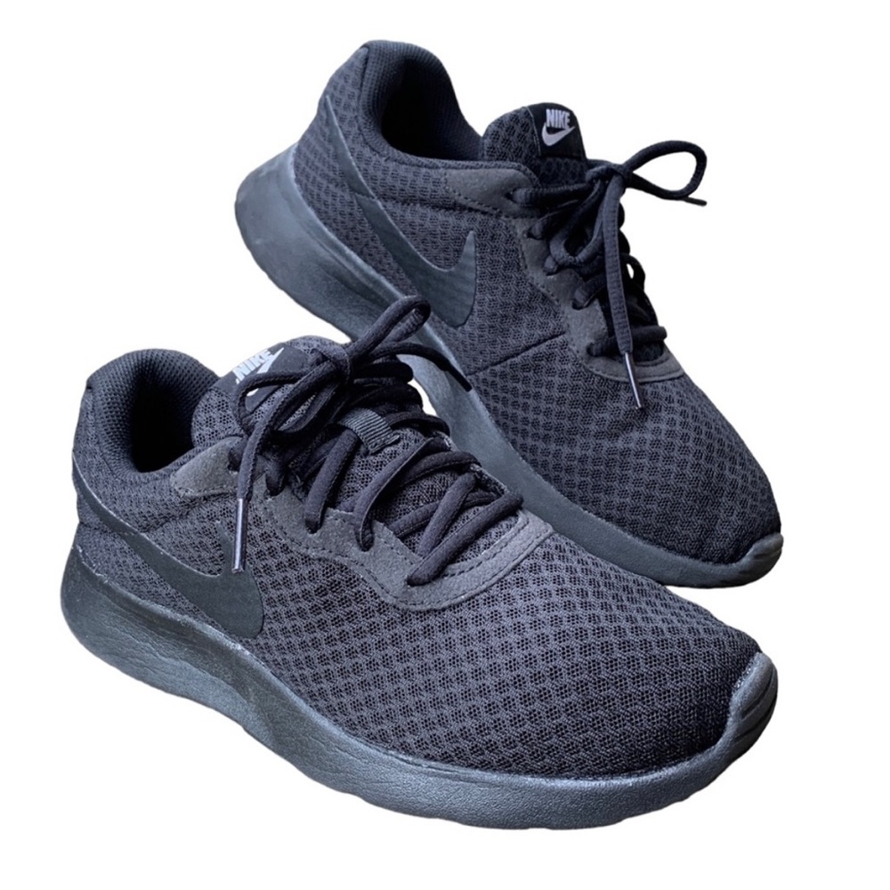 Womens Nike Tanjun Black Size 8…Like New!